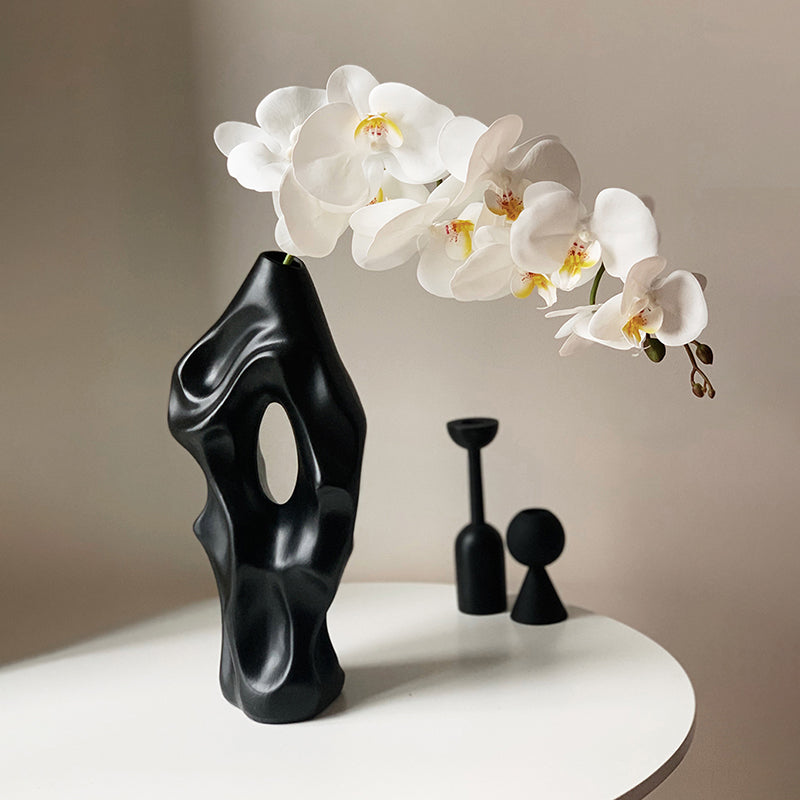Abstract sculpture vase in black/white